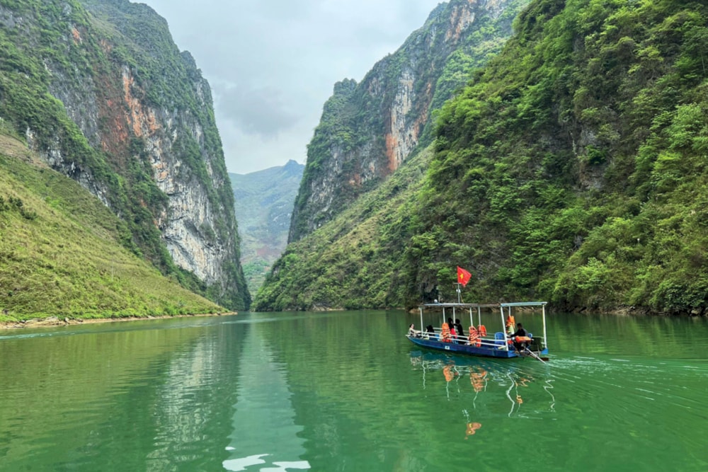 Nho Que River enchants with emerald waters and majestic limestone cliffs